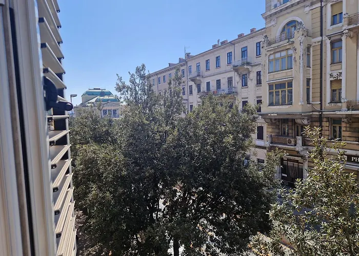 Pleasant דירה *